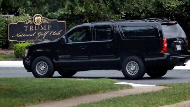 דונלד טראמפ יוצא מ וושינגטון בדרך למועדון הגולף שלו ב וירג'יניה (צילום: רויטרס)