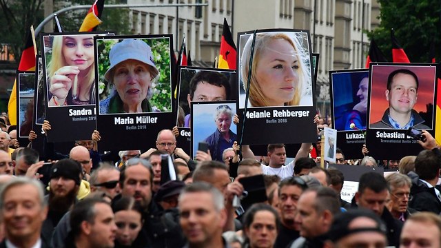 הפגנה הפגנת ימין קיצוני בעיר קמניץ גרמניה מהגרים חשודים ברצח (צילום: AFP)