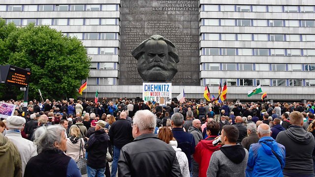 הפגנת שמאל בעיר קמניץ גרמניה מהגרים חשודים ברצח (צילום: AFP)
