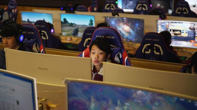 סין רוצה שהילדים ישחקו פחות במשחקי וידאו בגלל בעיות ראייה (צילום: AFP)