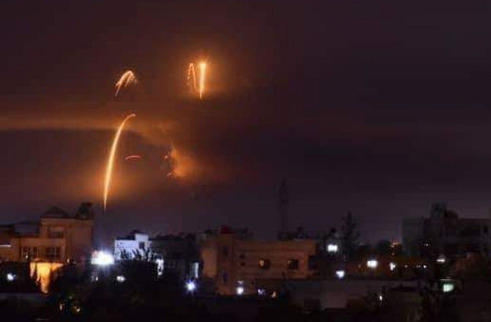 Images d'une explosion dans la base aérienne de Mezzeh dimanche