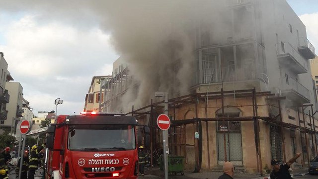שריפה פרצה במבנה בתל אביב (צילום: כבאות והצלה מחוז דן)