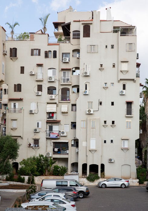 המזגנים שתלויים על הבניין לא היו שם בתוכנית המקורית (צילום: דור נבו)