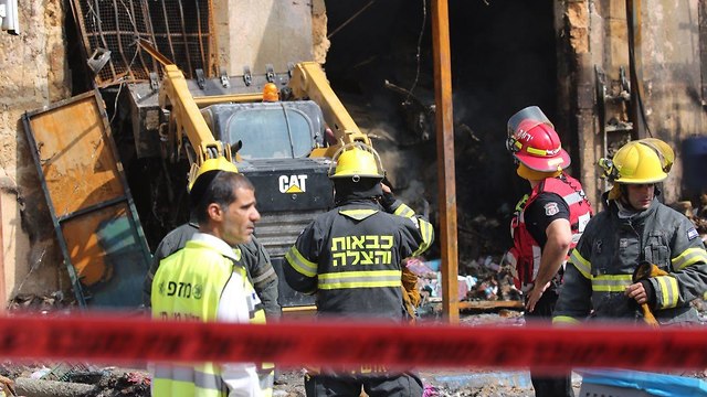 שריפה פרצה במבנה בתל אביב ברחוב יהודה מרגוזה (צילום: מוטי קמחי)