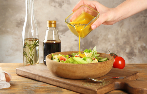 Соусы превращают овощное блюдо в более калорийное. Фото: shutterstock