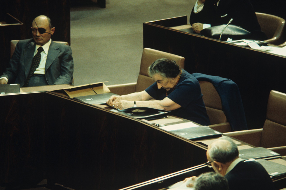  בישיבת הכנסת שבה הודיעה על התפטרותה, אפריל 1974. רבים מדי שילמו על המחדל בחייהם (צילום: דוד רובינגר)