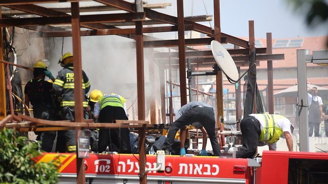 שריפה פרצה במבנה בתל אביב ברחוב יהודה מרגוזה (צילום: מוטי קמחי)