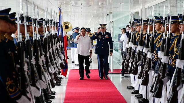 רודריגו דוטרטה נשיא הפיליפינים, טרם המראתו לביקור בישראל (צילום: EPA)
