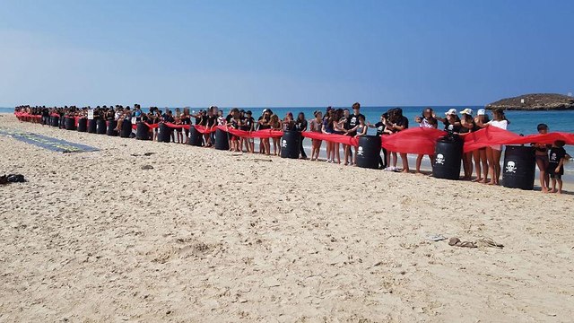 תלמידים במחאה על הקמת אסדת הגז בחוף דור ()