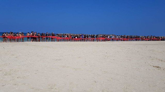 תלמידים במחאה על הקמת אסדת הגז בחוף דור ()