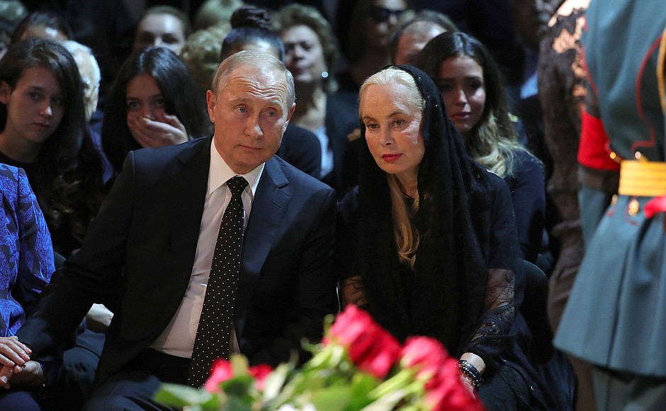 Путин с вдовой Кобзона. Фото: пресс-служба Кремля