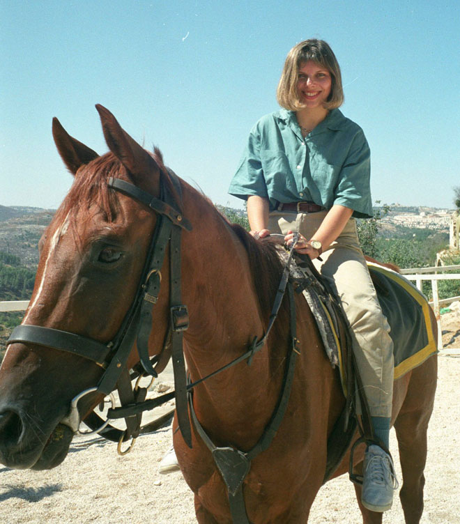 שרה נתניהו על הסוס. הקליקו על התמונה (צילום: דוד רובינגר)