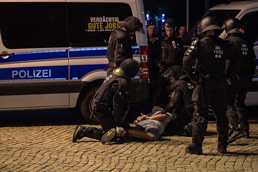 מפגין שמאל נעצר מחוץ להפגנת הימין הקיצוני קמניץ גרמניה (צילום: gettyimages)