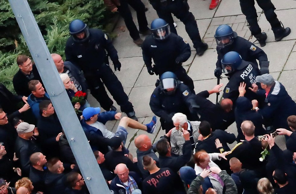 הפגנת ימין קיצוני אלטרנטיבה ל גרמניה עימותים עם שוטרים קמניץ (צילום: רויטרס)