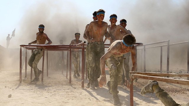 אימון מורדים סורים צפונית לאידליב  (צילום: AFP)