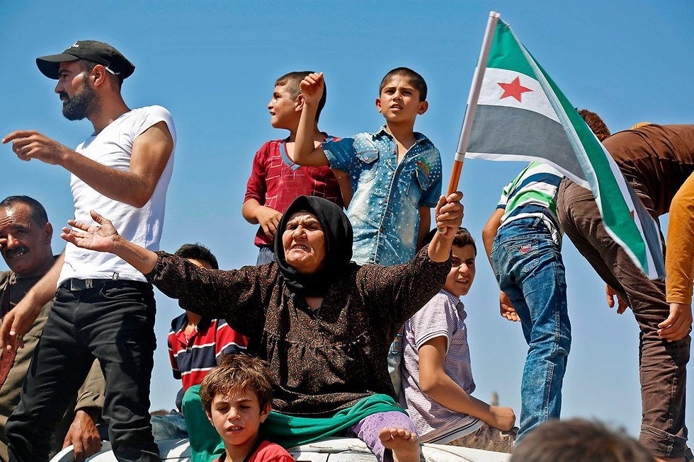 מורדים סורים צפונית לאידליב  (צילום: AFP)