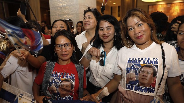 Филиппинцы встречают Родриго Дутерте в Иерусалиме. Фото: AFP