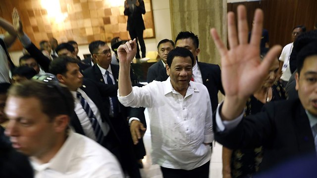 נשיא הפיליפינים רודריגו דוטרטה מגיע למלון רמדה ירושלים (צילום: AFP)