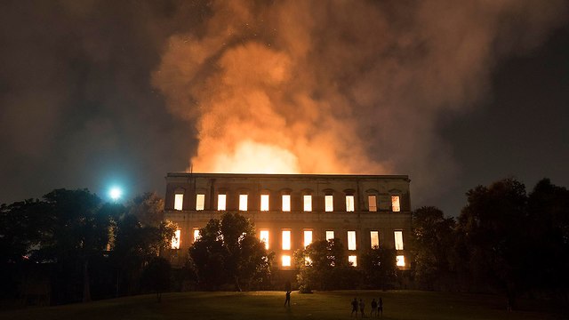 שריפה במוזיאון הלאומי של ברזיל בריו דה ז'ניירו (צילום: AP)
