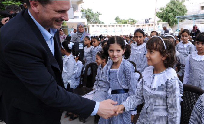 Пьер Кренбюль c палестинскими школьницами. Фото: пресс-служба ООН
