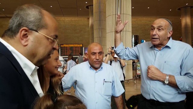 Jewish and Arab MKs squabble at airport (Photo: Itay Blumenthal)