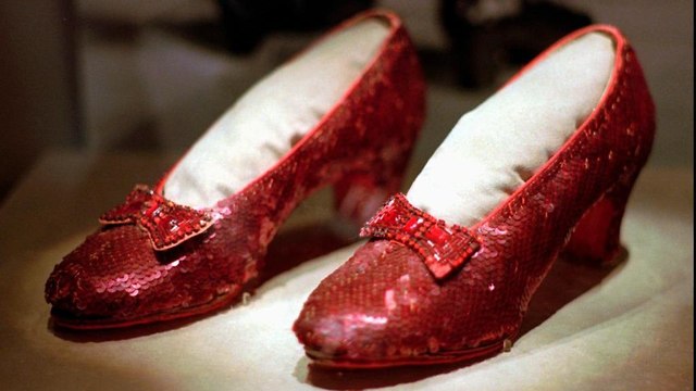 הנעליים שנעלה ג'ודי גרלאנד בסרט (צילום: AP)
