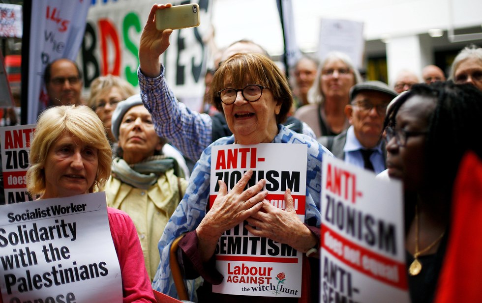 מפגינים מול כינוס הוועד המנהל של מפלגת הלייבור, שבו אומצה במלואה הגדרת האנטישמיות הבינלאומית (צילום: רויטרס)
