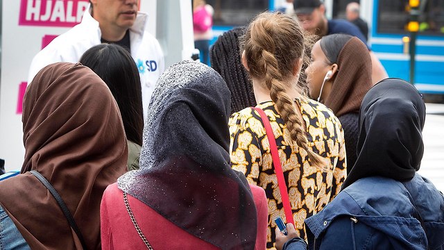 מבקשות מקלט מוסלמיות בעיירה פלן ב שבדיה לקראת הבחירות (צילום: AP)