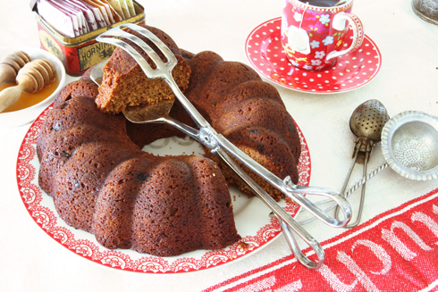 עוגת דבש עם תה וצימוקים (צילום: אסנת לסטר)