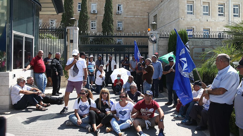 Demonstrators outside the PM's office (Photo: Ohad Zwigenberg)