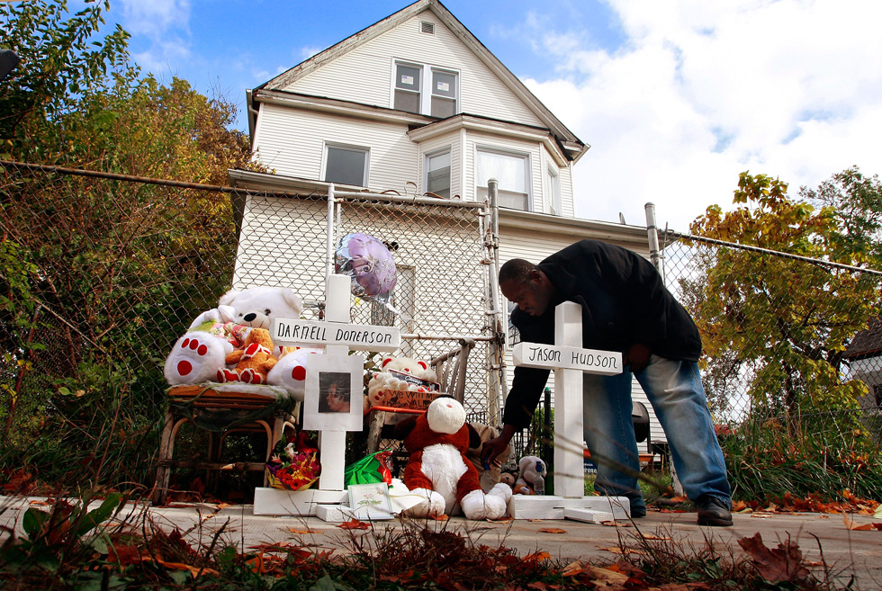 אוקטובר 2008: פינת זיכרון לאמה ולאחיה של הדסון ליד בית האם בשיקגו, זמן קצר אחרי הרצח (צילום: Scott Olson/GettyimagesIL)