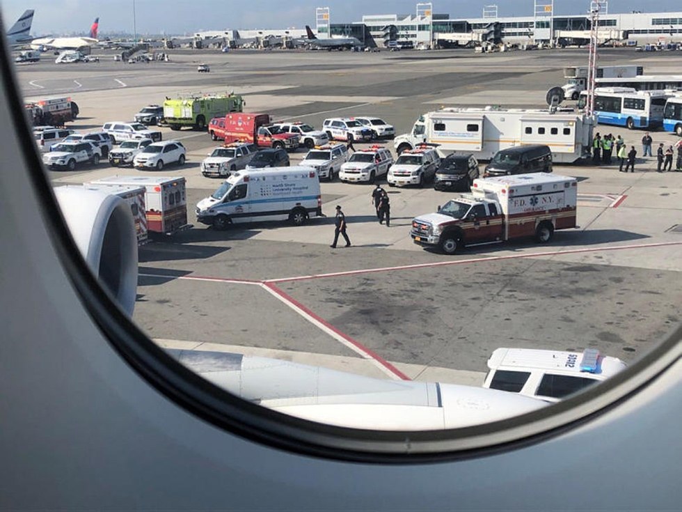 מטוס נוסעים חולים טיסה מ דובאי נחתה ב ניו יורק ארה