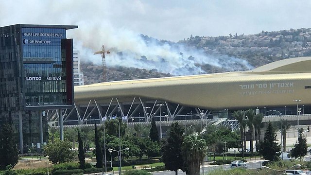 שריפה פרצה סמוך לאצטדיון סמי עופר (צילום: דוברות משטרת ישראל)