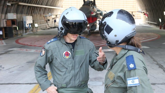 הטייסים והנווטת בבסיס חצור (צילום: מוטי קמחי)