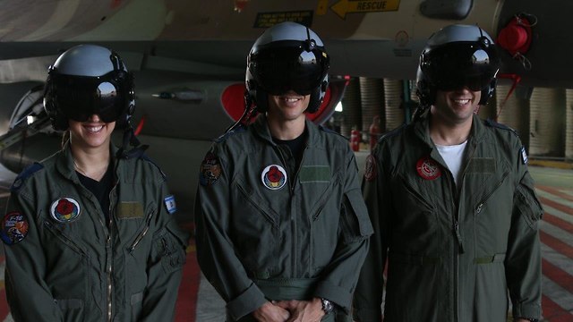 Пилоты и штурман на базе ВВС Хацор. Фото: Моти Кимхи