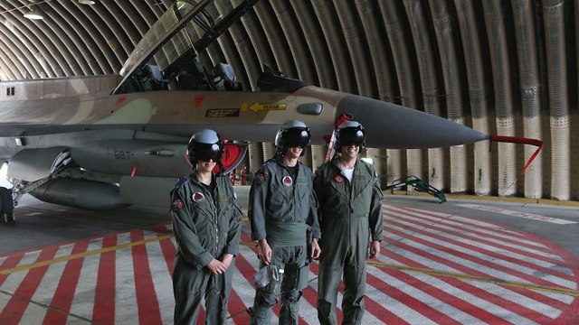 Пилоты и штурман на базе ВВС Хацор. Фото: Моти Кимхи