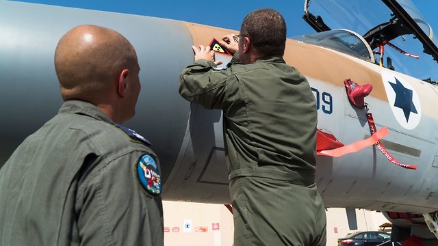 סמל מבצע מחוץ לקופסא על מטוס קרב  (צילום: דובר צה