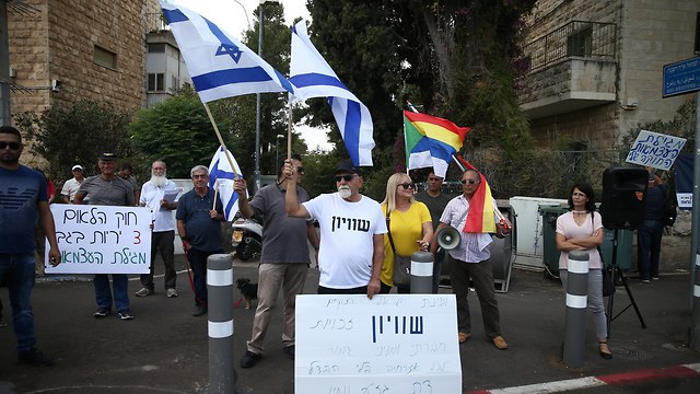עצרת מחאה מול משכן בית הנשיא בירושלים (צילום: אוהד צויגנברג)