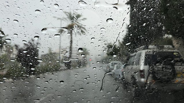 גשם בתל אביב (צילום: רותם אליזרע)