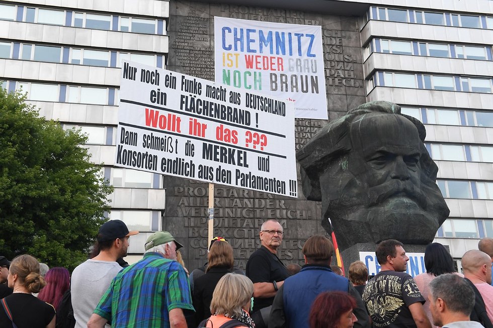 Противники мигрантов у памятника Марксу в Хемнице. Фото: MCT