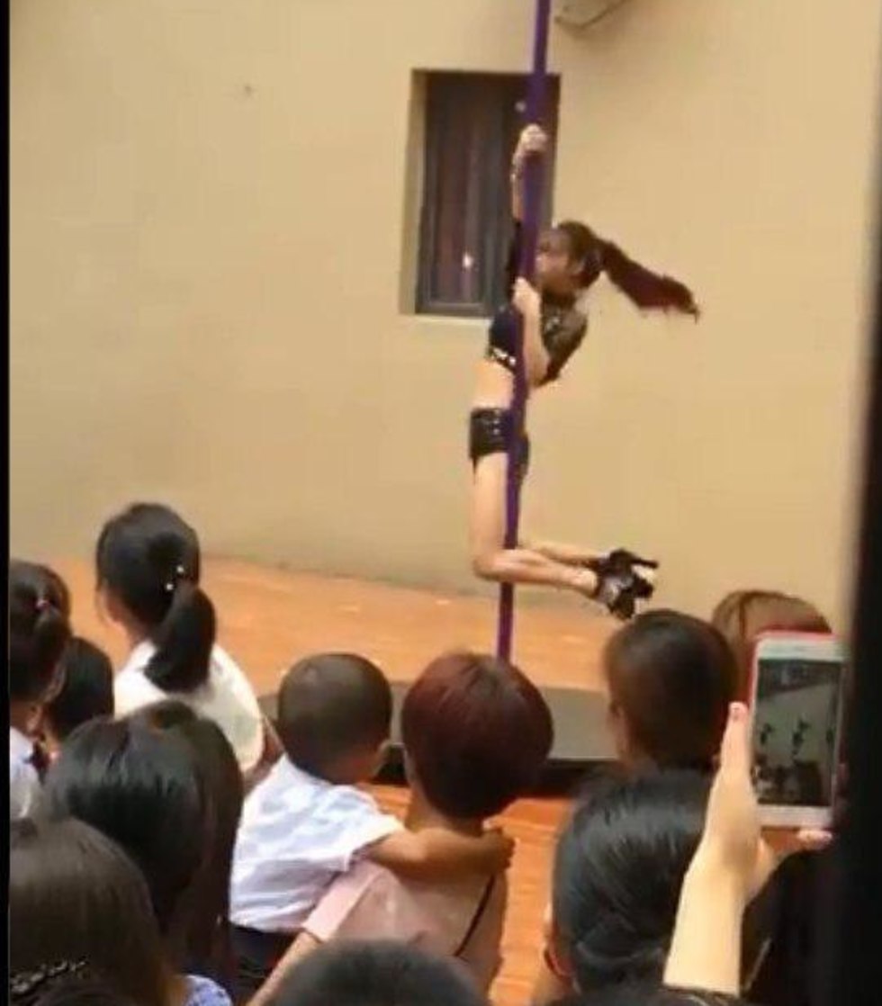 רקדנית על עמוד בגן ילדים (צילום: הטוויטר של מייקל סטנדארט)