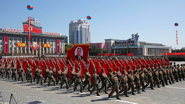צפון קוריאה מצעד צבאי ל רגל 70 שנה ל מדינה קים ג'ונג און (צילום: AP)