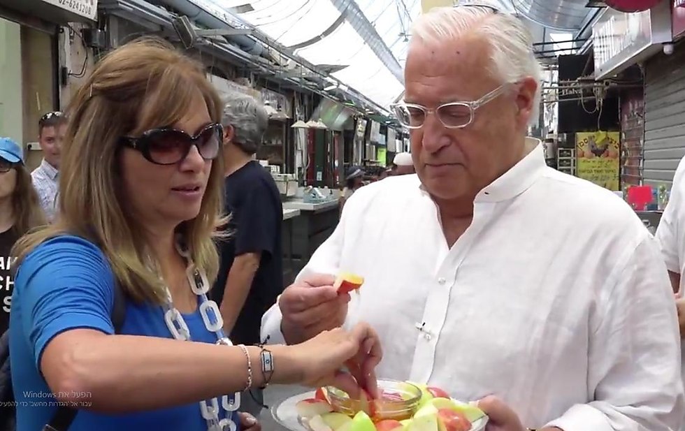 Тами и Дэвид Фридман на рынке Махане-Иегуда. Кадр из видеоролика