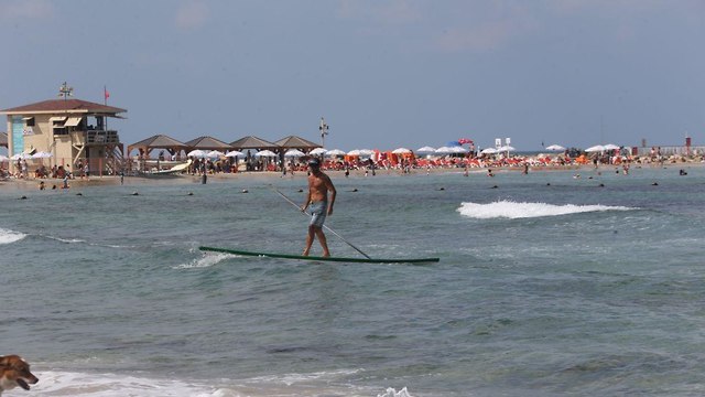 На пляже в Тель-Авиве. Фото: Моти Кимхи
