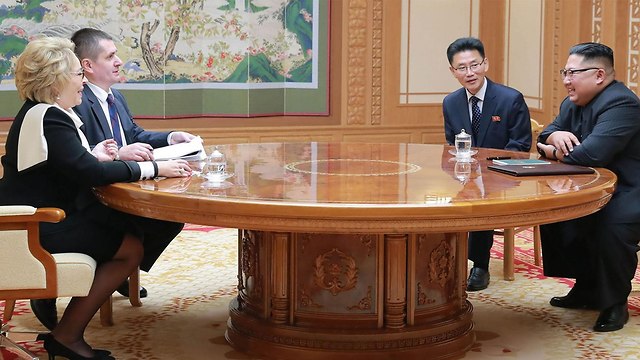יושבת ראש מועצת פדרציה של רוסיה ולנטינה מטוויינקו נפגשה עם מנהיג קוריאה הצפונית קים ג'ונג און (צילום: AFP / KCNA VIA KNS)