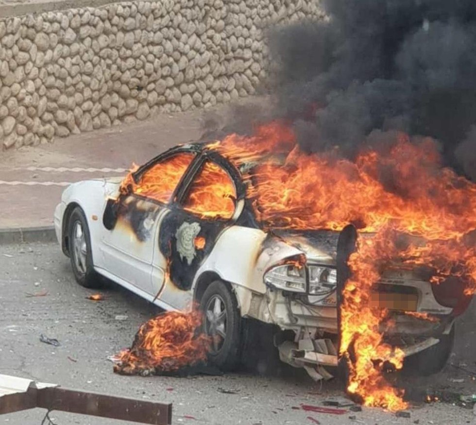 מכונית עולה באש ()