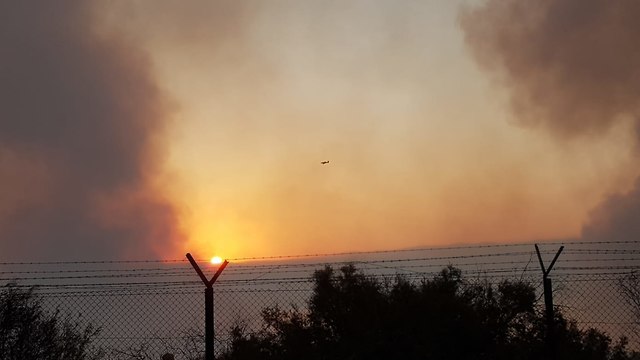השריפה באזור עינות צוקים (צילום: דוברות כב