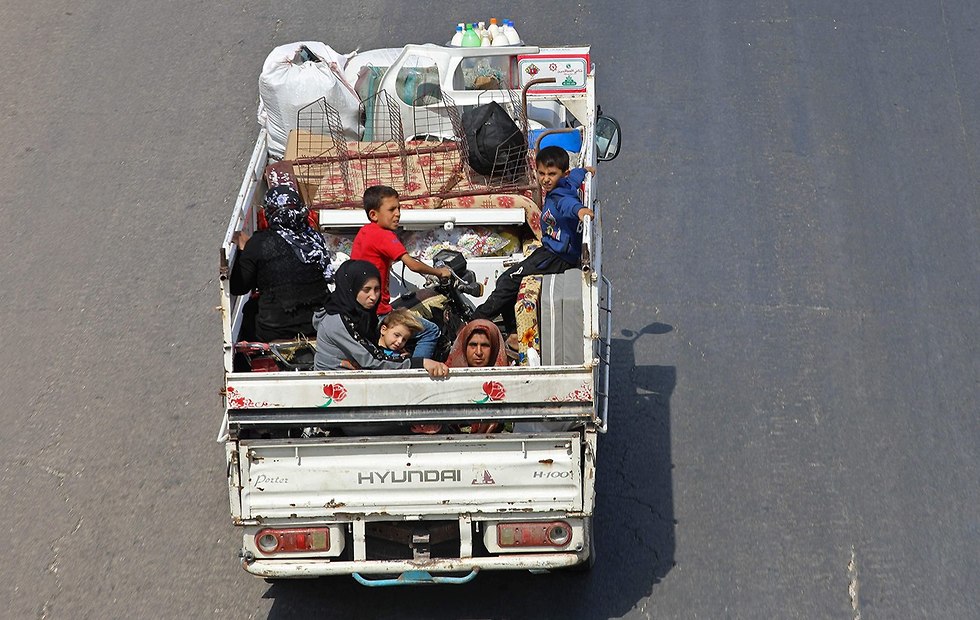 תושבים ממחוז אידליב בסוריה בורחים לעבר גבול טורקיה (צילום: AFP)