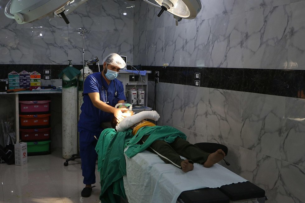 רופא בית חולים ב אידליב סוריה (צילום: AFP)