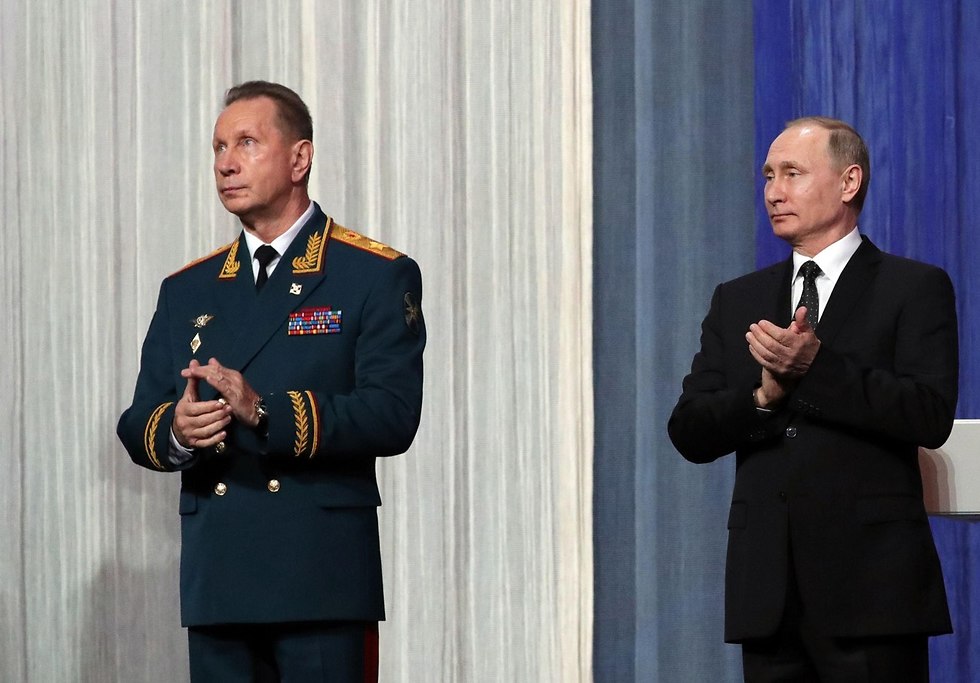 ויקטור זולוטוב מפקד המשמר הלאומי ב רוסיה עם ולדימיר פוטין (צילום: AP)